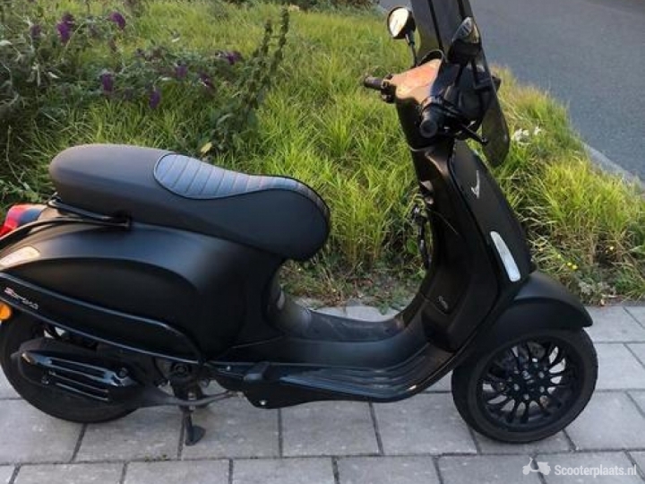 Vespa Sprint S matzwart